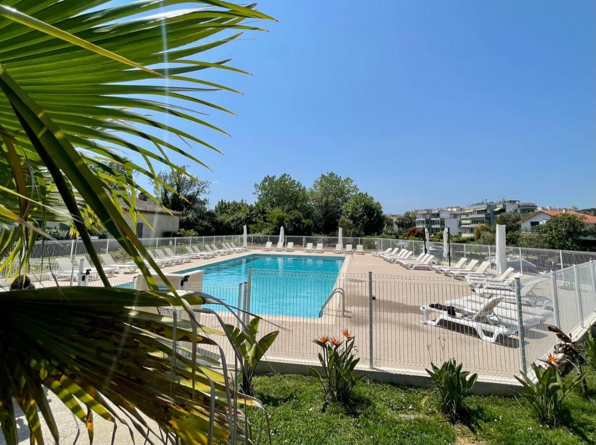 Les De Robinson: Riverside With Pool In Apartment *