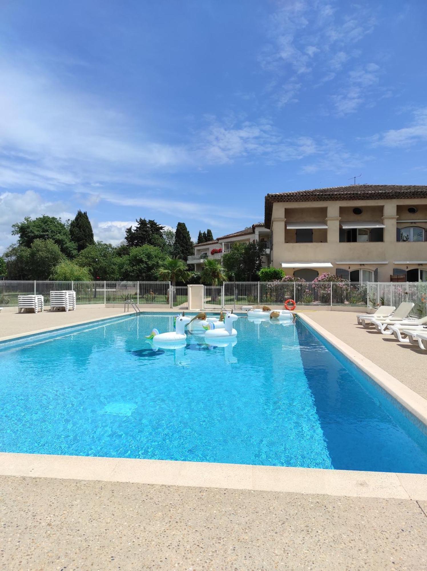 Les De Robinson: Riverside With Pool In