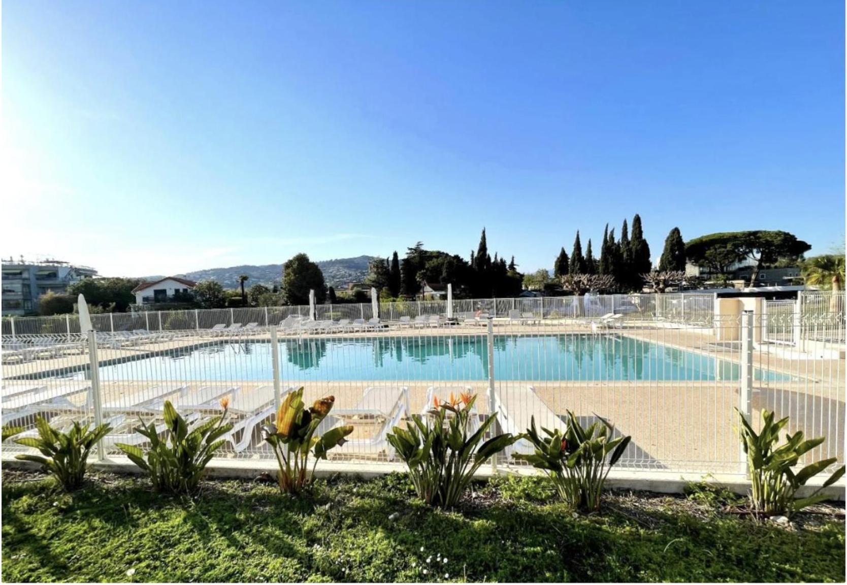 Apartment Les De Robinson: Riverside With Pool In